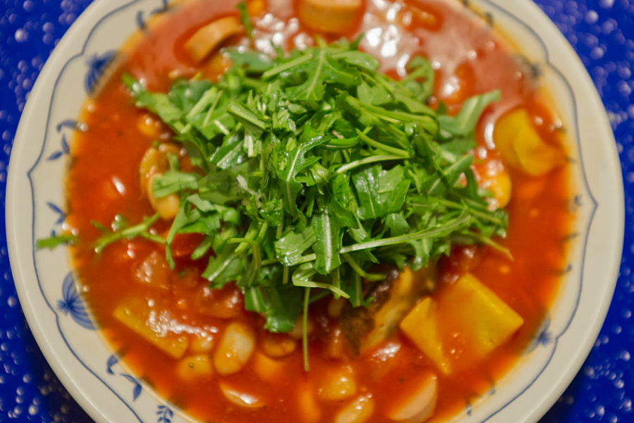 Chili-Bohnensuppe mit Paprika, Pilzen und Rucola - Vegetarische Rezepte ...