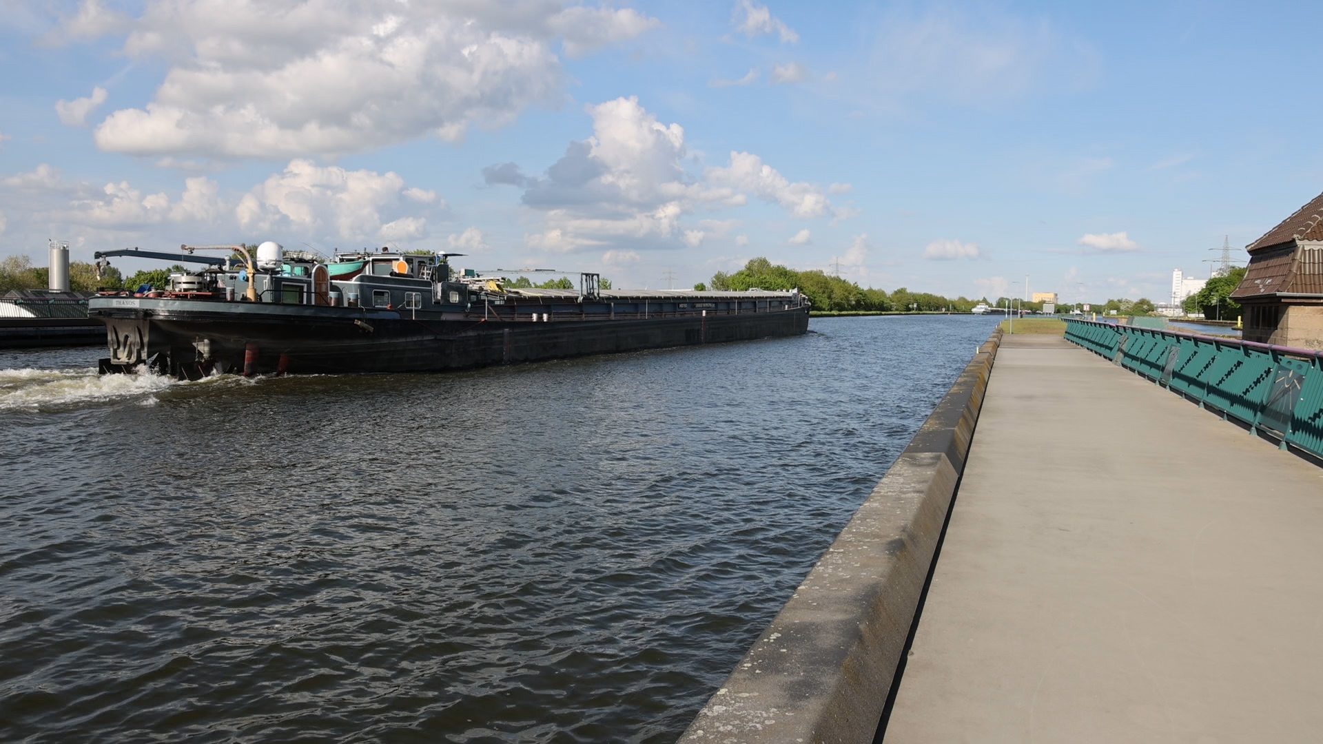 Schiff auf dem Mittellandkanal am Wasserstraßenkreuz in Minden