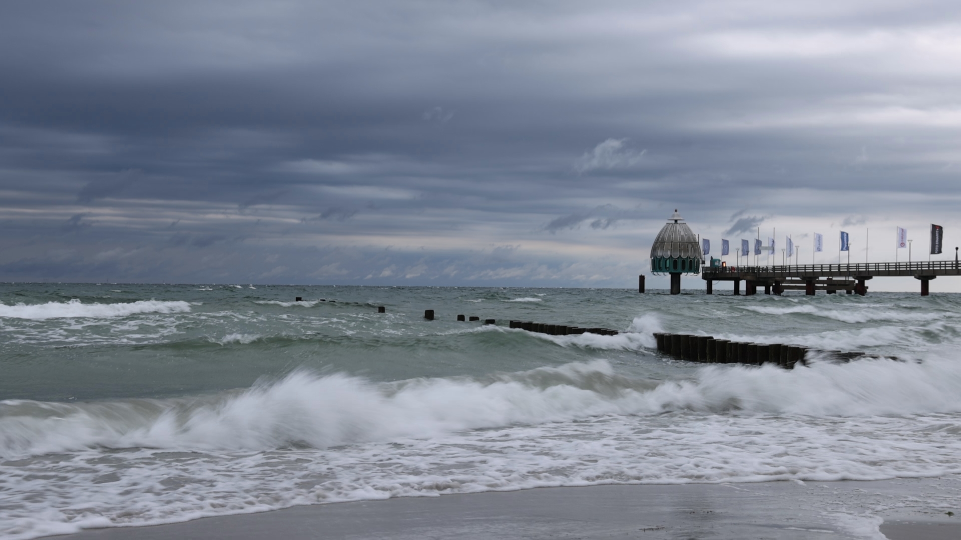 Wellen am Strand von Zingst